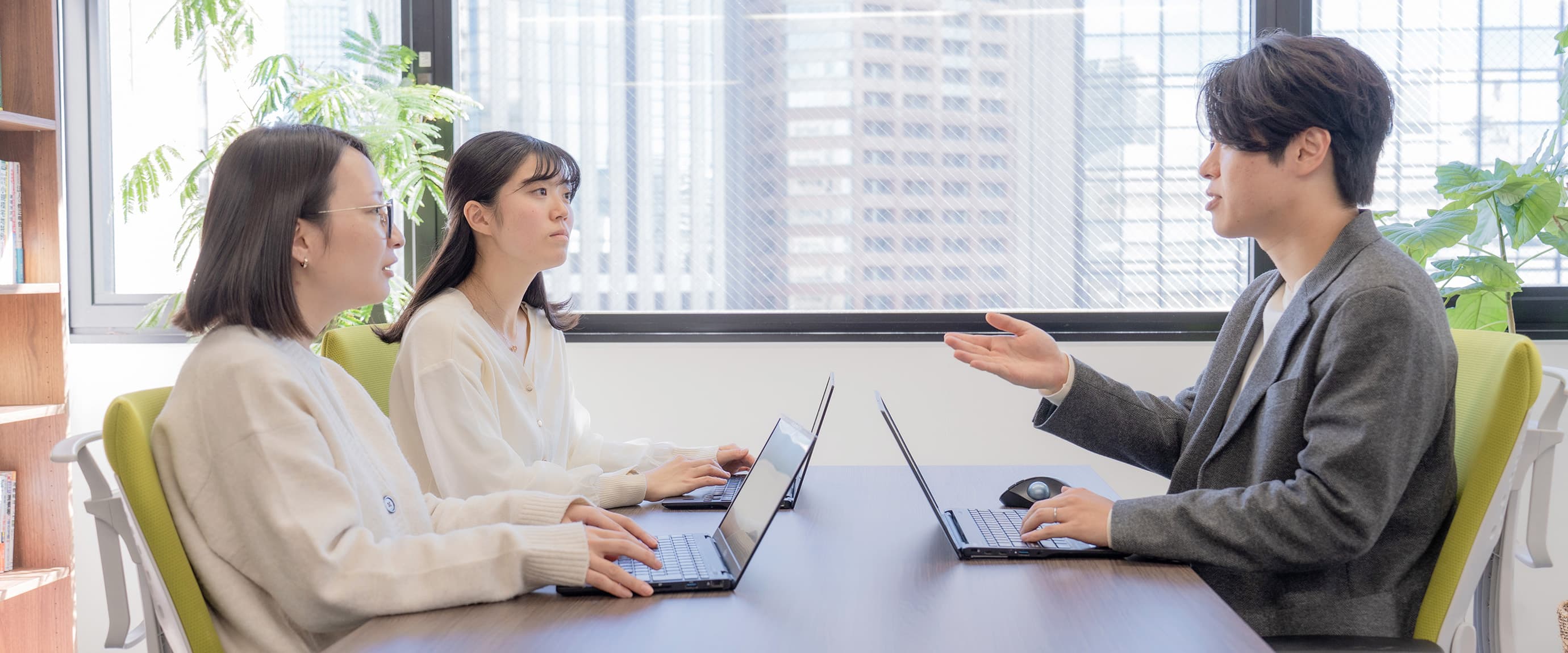 説明するbestaxスタッフ